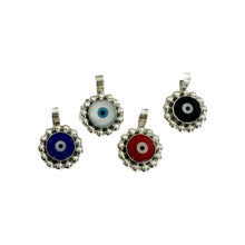 CADENA CON DIJE OJO MARGEN BOLEADO