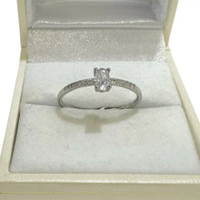 ANILLO OVAL MINI ZIRCONIA CON LATERALES - PLATA .925