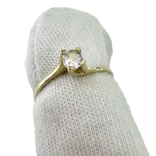 ANILLO SOLITARIO ZIRCONIA MONTADURA DESNIVEL - ORO 10K