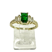 ANILLO ZIRCONIA RECTANGULAR VERDE CON 4 LATERALES - ORO 10K