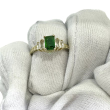 ANILLO ZIRCONIA RECTANGULAR VERDE CON 4 LATERALES - ORO 10K