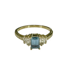 ANILLO ZIRCONIA RECTANGULAR AZUL CIELO CON 4 LATERALES - ORO 10K
