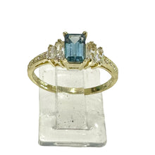 ANILLO ZIRCONIA RECTANGULAR AZUL CIELO CON 4 LATERALES - ORO 10K