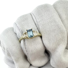 ANILLO ZIRCONIA RECTANGULAR AZUL CIELO CON 4 LATERALES - ORO 10K