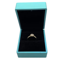 ANILLO ZIRCONIA CENTRAL CON CONTORNO MULTIZIRCONIAS  - ORO 10K