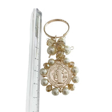 LLAVERO MEDALLA SAN BENITO MINI BORDADA PERLA CON CRISTAL