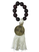 ADORNO BENDICIÓN CON SEMILLA Y MOTA DE HILO CON MEDALLA SAN BENITO ABAD