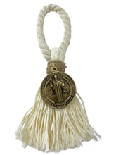 ADORNO BENDICIÓN TIPO SOGA Y MOTA DE HILO CON MEDALLA SAN BENITO ABAD