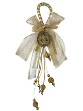 ADORNO BENDICIÓN COLA DE RATA DORADA CON MEDALLA SAN BENITO ABAD