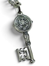 DIJE DE LLAVE DE SAN BENITO ABAD PAVONADO - 5 CM  - PLATA .925